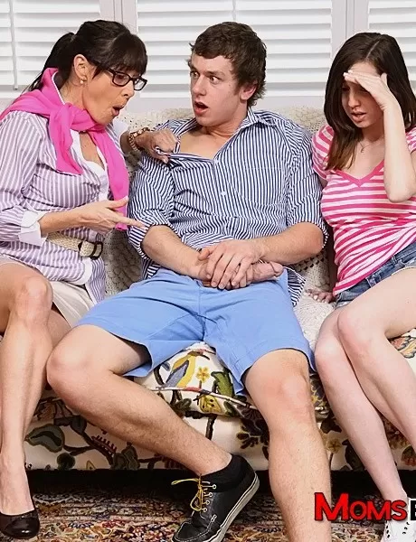 Мачеха шлепает голую задницу своей падчерицы, пока та с 2