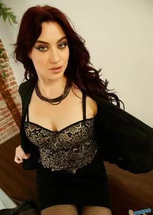 Зависимая от члена блондинка милфа Лаура Бентли получает сперму на свое невинное личико