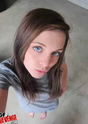 Прелестная красотка с крошечными сиськами демонстрирует свое тело и дрочит пальцами свою щелочку