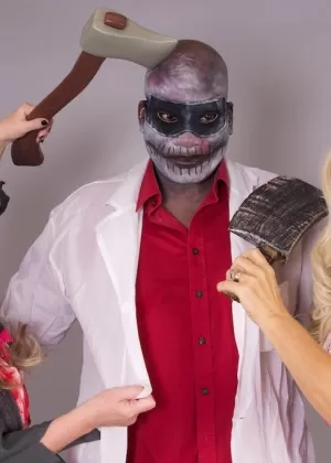 Толстушки в униформе врача Лиза Кэнон позволяет пациенту играть со своими дынями