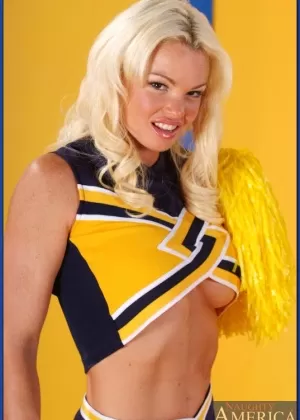 Грудастая болельщица Райли Ричардс демонстрирует красивые сиськи и попу