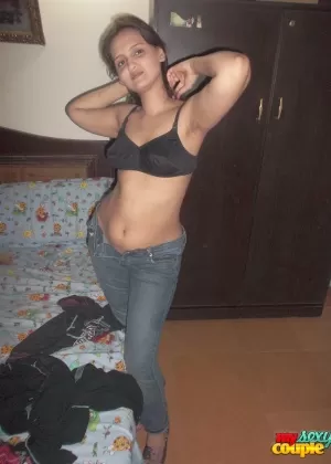 Индийская сольная модель снимает блузку и нижнее белье, чтобы позировать в обнаженном виде