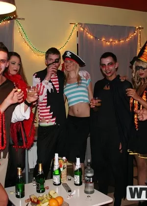 Студентки колледжа участвуют в групповом сексе во время инициации