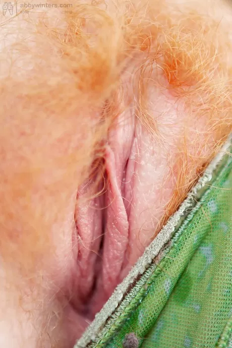 Рыжая панк-цыпочка Айседора ласкает все натуральные сиськи и пальцами волосатую пизду