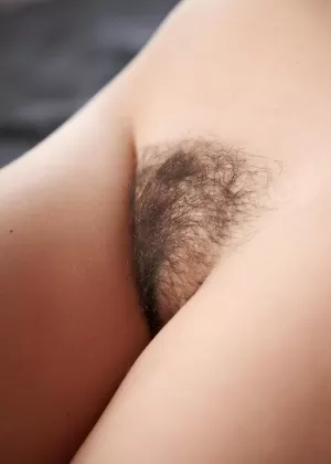 Молодая красавица Ясна с любовью демонстрирует свою полностью натуральную вагину