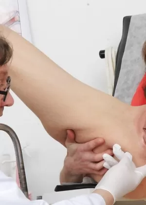 Трахаемая зрелая леди получает осмотр своего тела от непослушного гинеколога