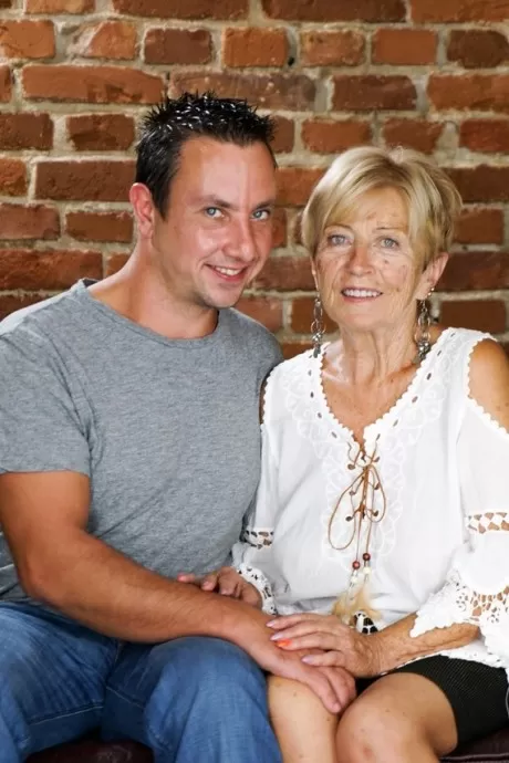 Зрелая блондинка трахается киской в рот со своим молодым л 5