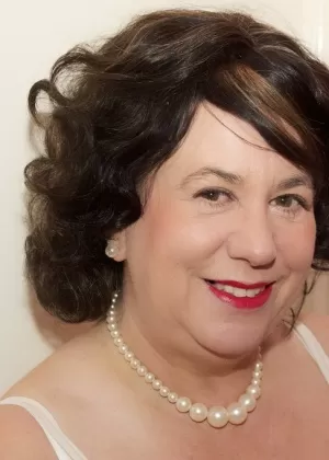 Брюнетка любительница щеголяет китовым хвостом, раздеваясь до лифчика и трусиков