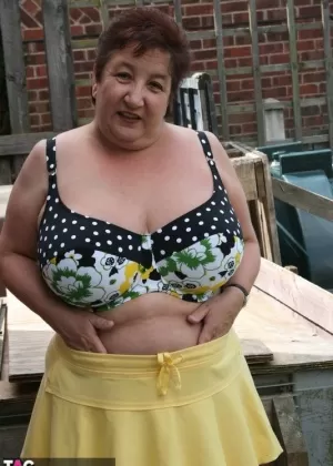 Пухленькая азиатка моделирует не обнаженную натуру в черном бикини и туфлях на высоких каблуках