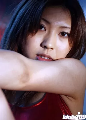 Крупным планом молодая японка Сидни Май лижет киску языком члену