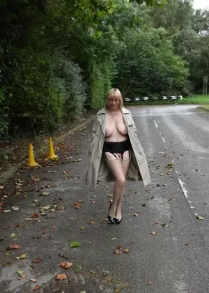 Пожилая любительская Барби-шлюха мелькает в тренче, находясь в общественных местах