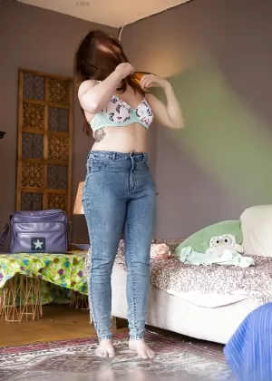 Скрытая камера вуайериста снимает цыпочку с волосатой пиздой, натягивающую джинсы на голую задницу