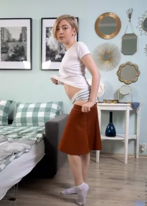 Молодая рыжеволосая Эринн делает акцент на своей безволосой розовой киске после раздевания