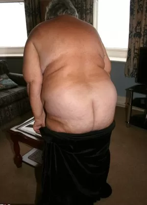 Пожилая карлица Сара Один кончает на секс-качелях во время полового акта