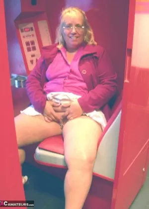 Толстая британская блондинка Лекси Каммингс обнажается на публике перед мастурбацией