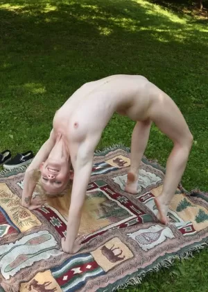 Едва законная рыжеволосая Мелиса Бенц садится на шпагат во время мастурбации на кровати