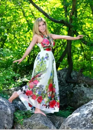 Сексуальная блондинка Валери Би обнажает большие сиськи в лесу, выставляя напоказ бритую киску