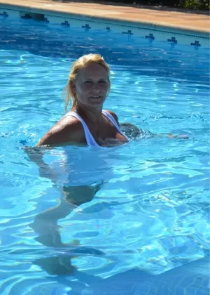 Толстая блондинка любительница сладкой Сьюзи освобождает свои сиськи и пизду от мокрой одежды