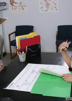 Сексуальная офисная милфа в униформе Бритни Онейл раздевается, чтобы получить большой член