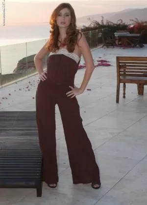 Красивая девушка Шей Ларен раздевается змеей, когда солнце заходит в день