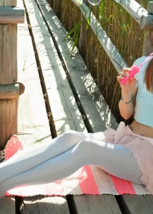 Любительская соло-девушка Мэй Линн освобождает свои девичьи части от наряда болельщицы