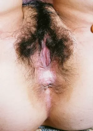 Вьетнамская любительница Джиау наполнила свою волосатую муфту спермой иностранца