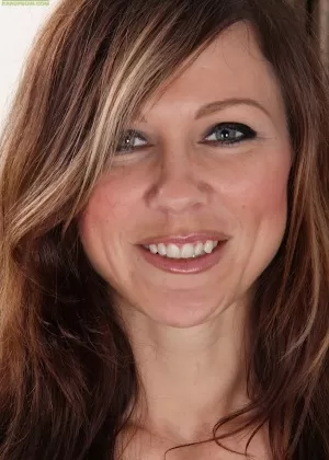 Сцена раздевания с чудесной милфой красоткой Эми Джонсон