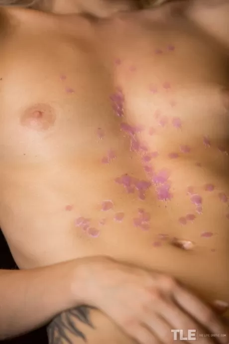 Молодой блондинке завязывают глаза и обливают воском после мастурбации в обнаже 15