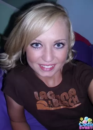 Любительская брюнетка Кэти Бэнкс обнажает свои круглые сиськи в зеркале для селфи