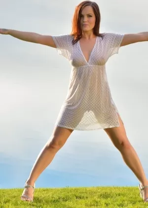 Горячая пожилая Каммилла Остин ласкает сексуальные большие сиськи и щиплет твердые проколотые соски