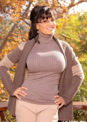 Зрелая брюнетка в очках Лиза Энн показывает круглые сиськи и красивую попку на открытом воздухе