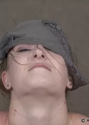 Блондинка-любительница раздевается до своего праздничного костюма в стойле для лошадей