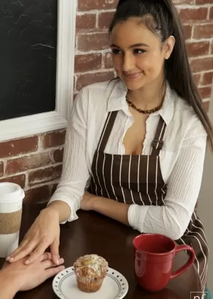 Молодая брюнетка Элиза Ибарра соблазняет своего друга-мужчину в черной мини-юбке