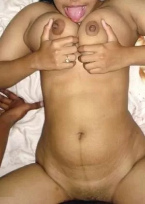 Индийская соло девушка раздевается до своих сексуальных трусиков в очках