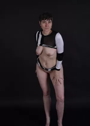 Темноволосая бабуля впервые обнажает свои обвисшие сиськи и киску