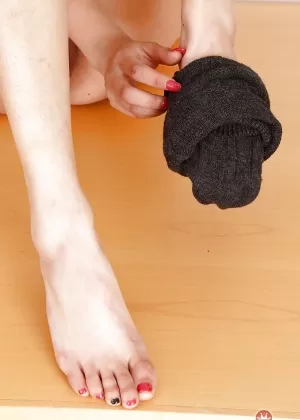 Азиатская школьница Ния снимает юбку, чтобы показать свою лысую пизду в очках