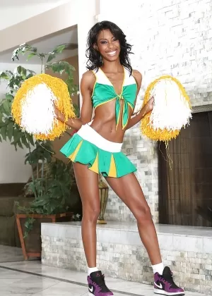 Голых мужчин пинает по яйцам болельщица Кирра Линн