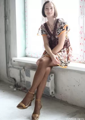 Соседская девушка Маша выставляет напоказ свои крошечные сиськи и киску на подоконнике