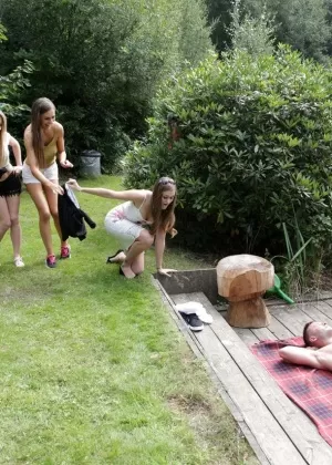 Одетые цыпочки делают минет и дрочат на вечеринке в джинсах