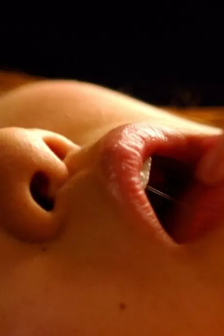 Азиатская красотка-молодая модель, которой нравится демонстрировать свои идеальные сиськи и задницу