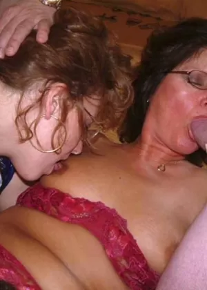 Женщины постарше и помоложе занимаются лесбийским сексом на диванчике для любви