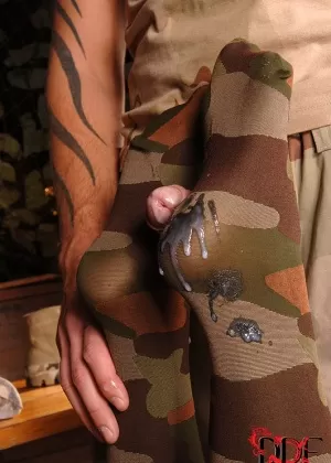 Сладкая брюнетка Кей уверенно демонстрирует свои красивые сиськи в колготках