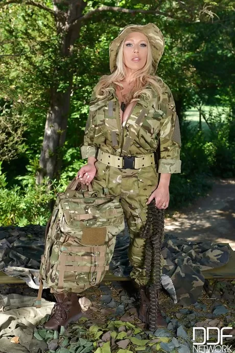 Пышногрудая блондинка Делзангел выставляет напоказ массивные сись 1