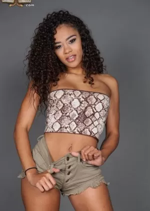 Негритянка с сочной попкой сосет и трахается с большим белым членом через проститутку