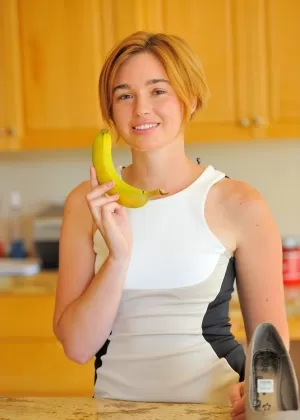 Нахальная любительница Кира Босуорт раздевается догола и играет с бананом