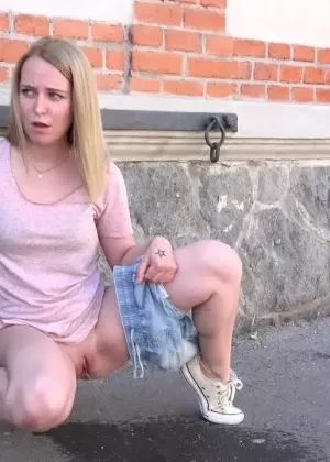 Привлекательная Сьерра демонстрирует свою экзотическую проколотую киску и большие сиськи на открытом воздухе