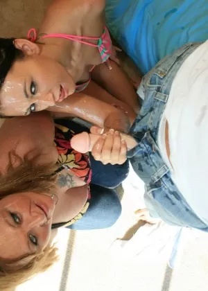 Полностью одетые шлюшки занимаются лесбийским сексом втроем с огромным страпоном