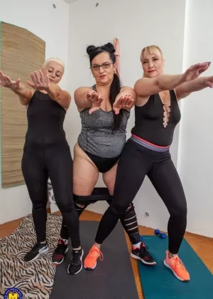 Толстые любители Маццарати Моника Ди Сирена целуются и трахаются пальцами в бикини