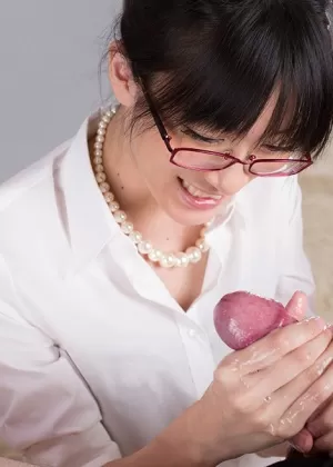 Полностью одетая японка выплевывает полный рот спермы себе на руку после Би джея