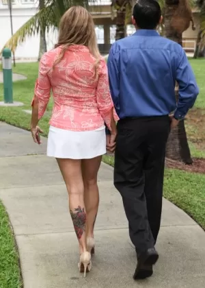 Коста-риканская толстушки обнажает свои огромные сиськи и ареолы перед трахом